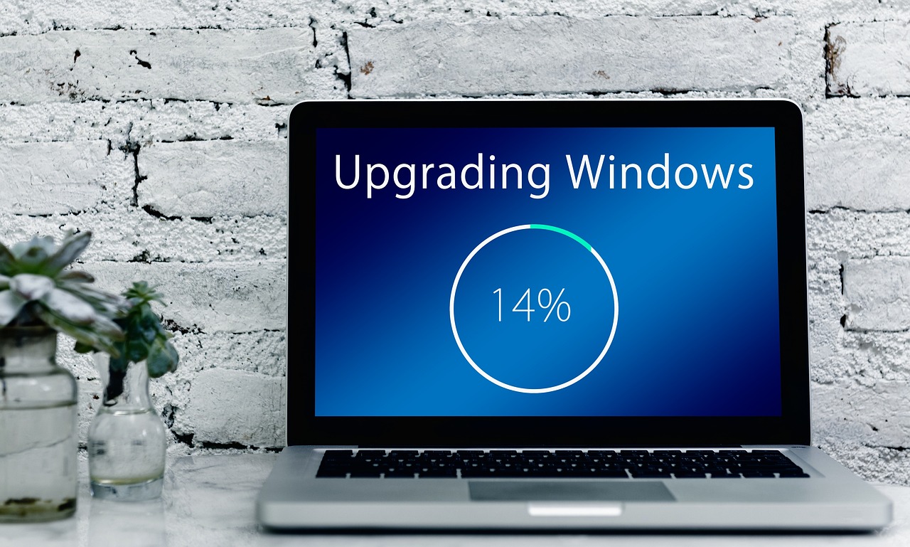 Ekran laptopa z informacją o aktualizacji systemu Windows i paskiem postępu 14%