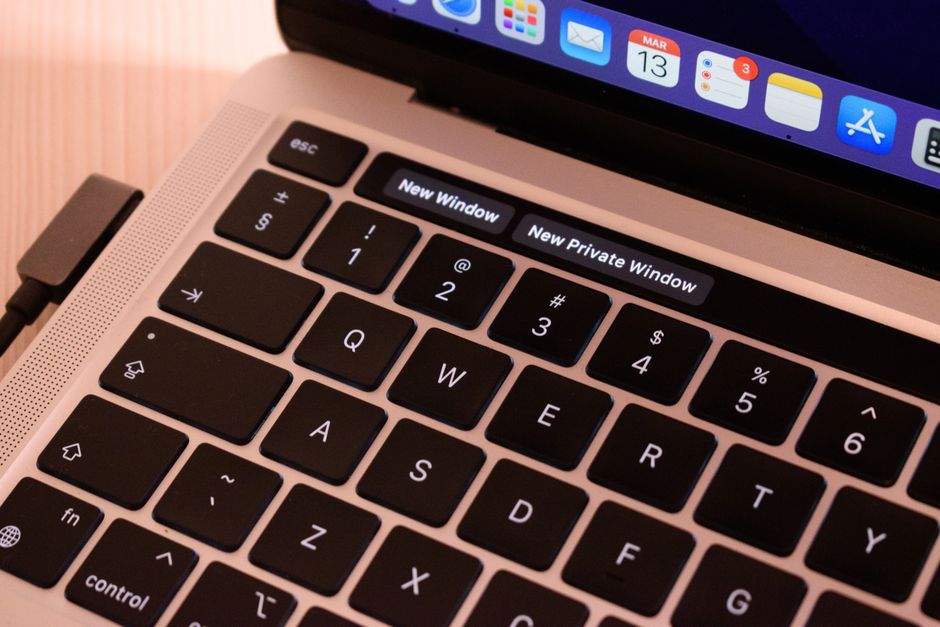 Klawiatura laptopa z wyświetlonymi opcjami otwarcia nowego okna przeglądarki