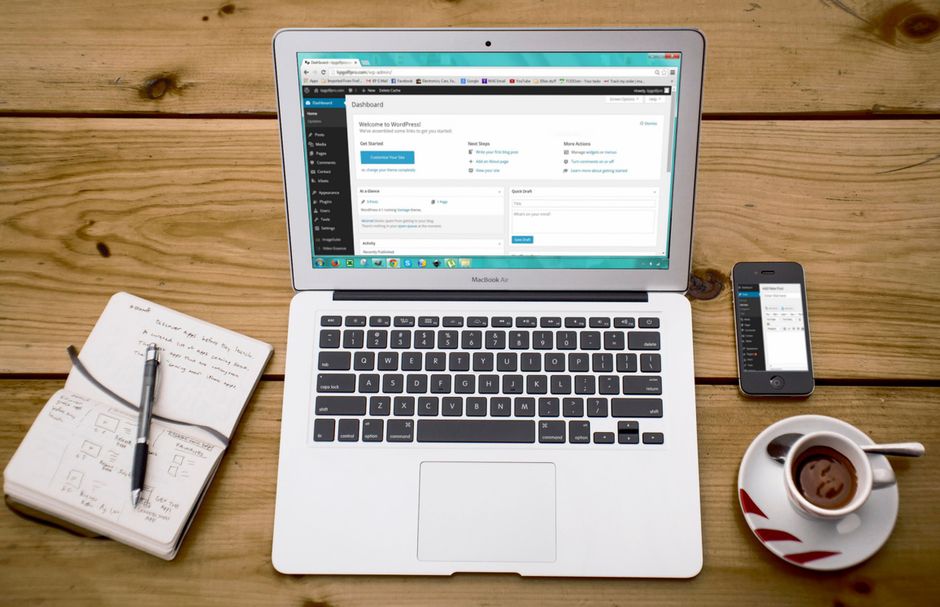 Panel administracyjny WordPress wyświetlony na ekranie laptopa