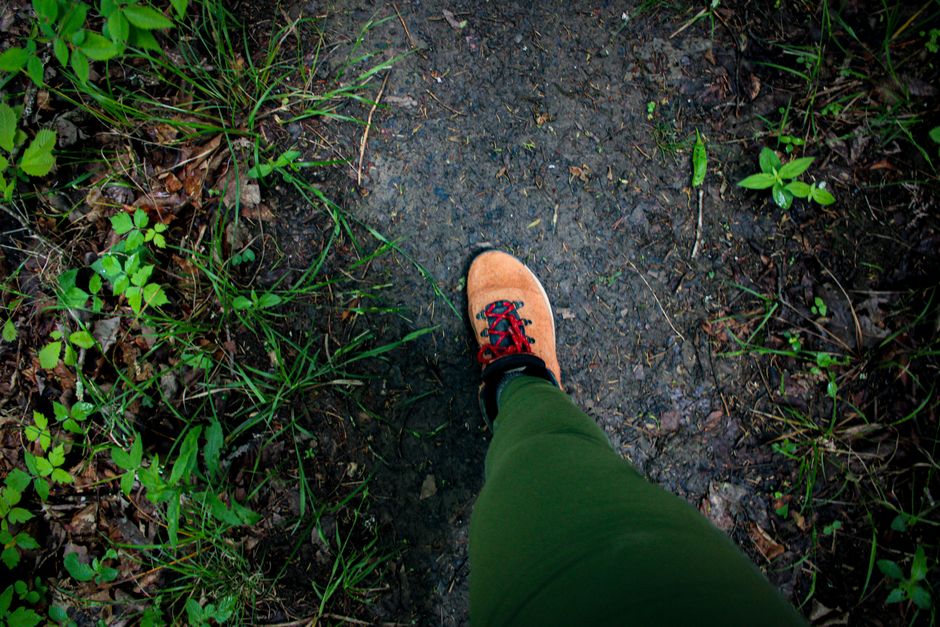 But trekkingowy na błotnistej ścieżce w lesie