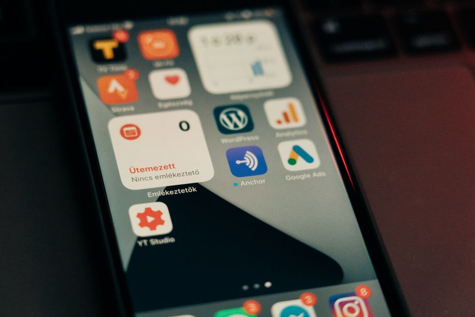 Ekran smartfona z widocznymi ikonami aplikacji, w tym logo WordPress.